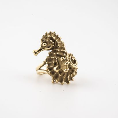 Yellow gold (750) seahorse ring.

Weight...