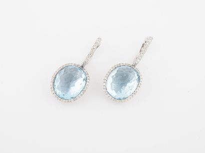 Paire de pendants d'oreilles en or gris (750)...