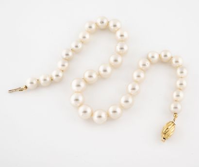 Collier orné de grosses perles de culture...