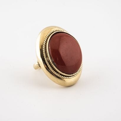 Importante bague en or jaune (750) ornée...