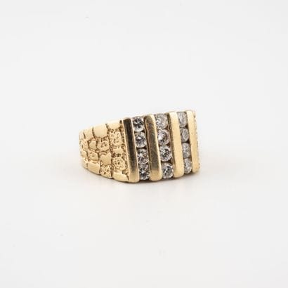 Bague en or jaune (750) ornée de trois lignes...