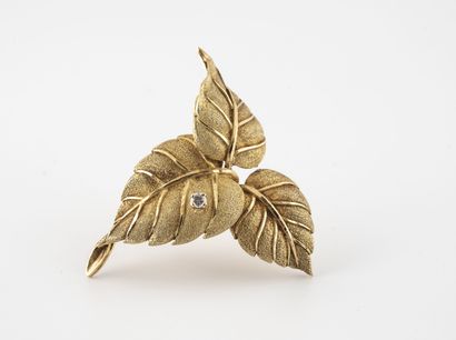 Yellow gold (750) leaf brooch with a small...