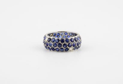 Bague en or gris (750) ornée de saphirs et...