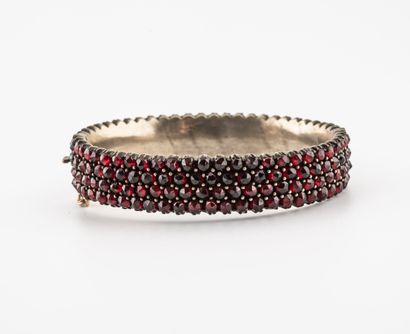 Bracelet jonc ouvrant en métal orné de pierres...