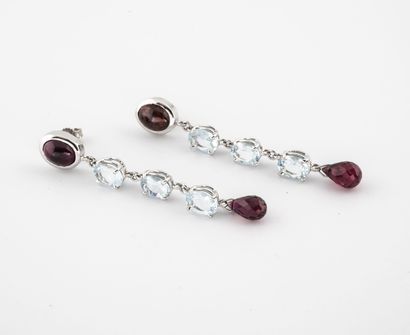 Paire de pendants d'oreilles en or gris (750)...