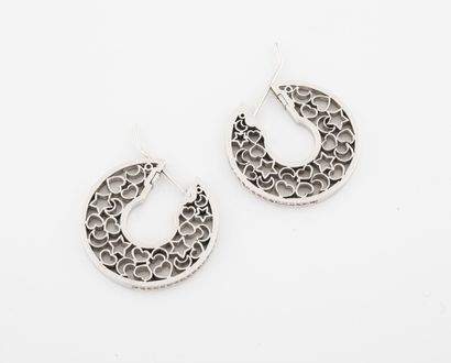 Paire de créoles en or gris (750) ajourée...