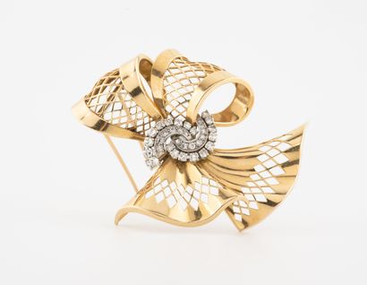 Yellow gold (750) and platinum (850) lapel...