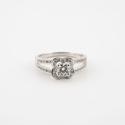 MAUBOUSSIN
Bague en or gris (750) centrée...