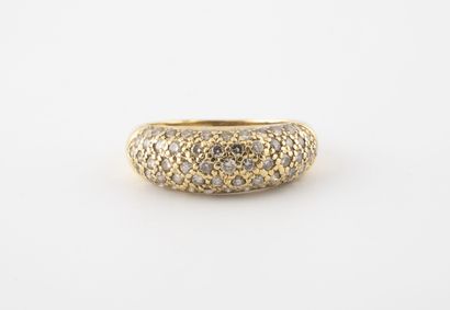 Bague jonc en or jaune (750) pavée de petits...