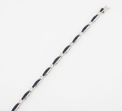 Bracelet en or gris (750) orné d'une alternance...