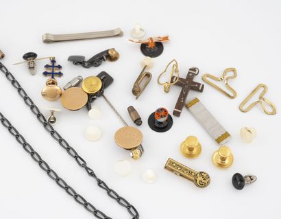 Lot de bijoux de fantaisie notamment boutons...