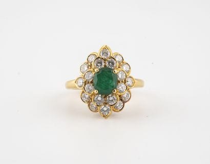 Bague en or jaune (750) figurant une fleur,...