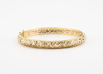 Yellow gold (750) bangle bracelet with openwork...