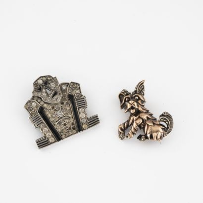 Deux broches en argent (min.800) en forme...