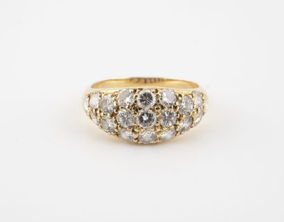 Bague jonc en or jaune (750) ornée de diamants...
