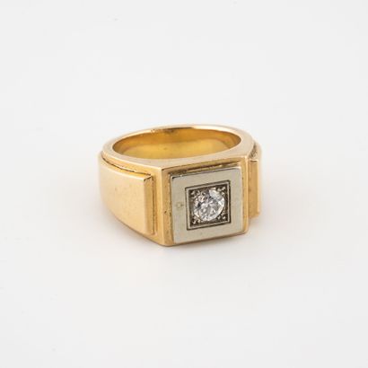 Yellow gold (750) man's signet ring set with...