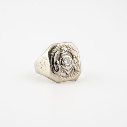 
Bague chevalière en or gris (585) centrée...