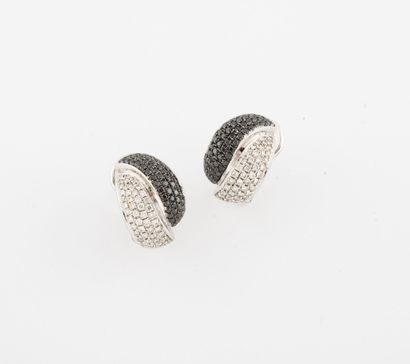 Paire de boucles d'oreilles en or gris (750),...