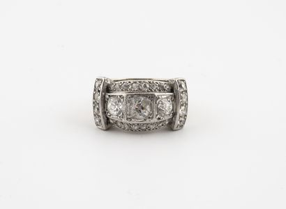 Bague chevalière en or gris (750) et platine...