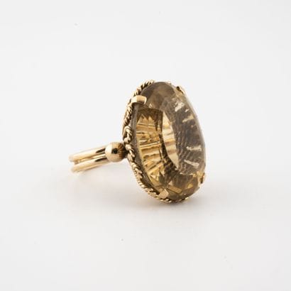 Bague en or jaune (750) ornée d'une citrine...