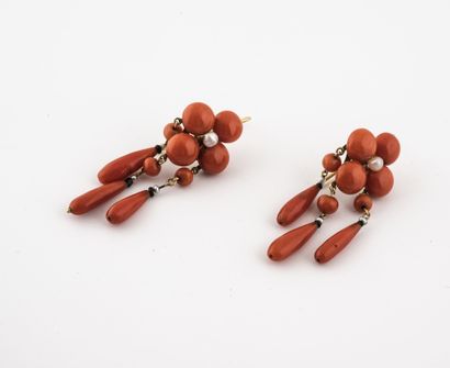 Paire de pendants d'oreilles en or jaune...