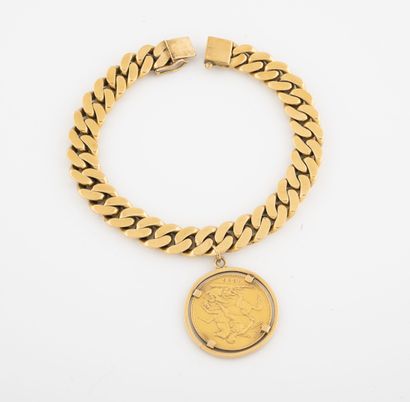 
Bracelet gourmette en or jaune (750) retenant...