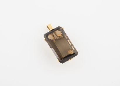 Pendentif en or jaune (585) retenant un quartz...