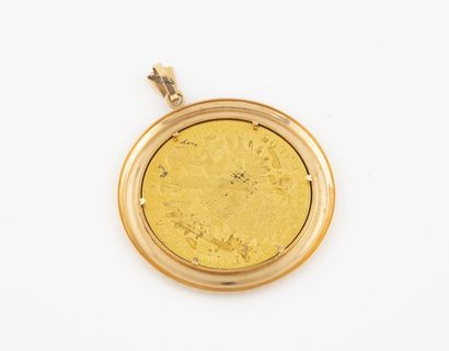 Pendentif en or jaune (750) à bordure facettée,...