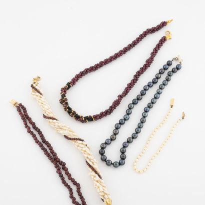 Lot comprenant :
- Un bracelet de huit rangs...
