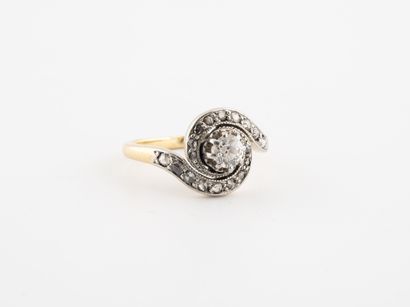 Bague tourbillon en or jaune (750) et platine...