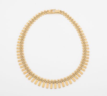 Yellow gold (750) necklace with grooved links....