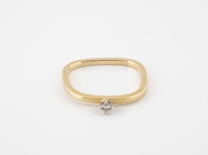 Petite bague de section carrée en or jaune...
