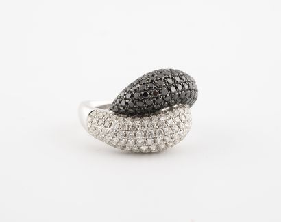 Bague en or gris (750) pavée de diamants...