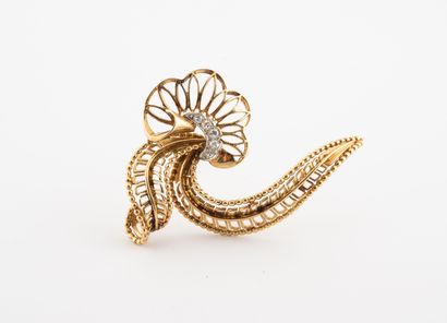 Yellow gold (750) openwork flower brooch...