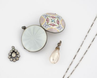 Lot en argent (min.800)comprenant : 

- Pendentif...