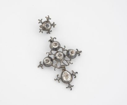 Croix en argent (min.800) ornée de pierres...