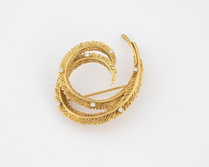 Yellow gold (750) brooch featuring two curled...
