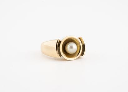 Bague en or jaune (750) centrée d'une perle.

Poids...