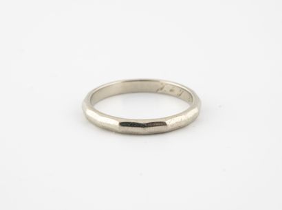 Wedding ring in white gold (750) with cut...