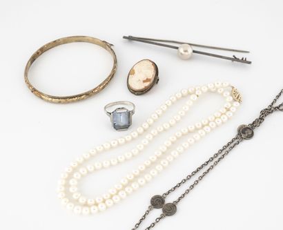 Lot de bijoux de fantaisie comprenant un...