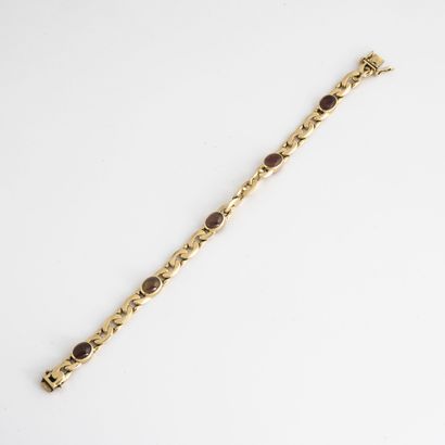 Bracelet en or jaune (750) à maille haricot...