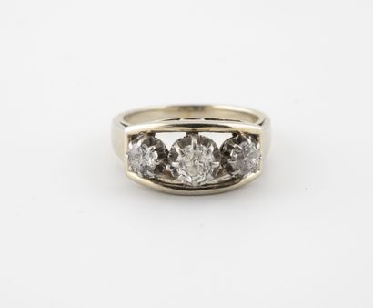 Bague en or gris (750) et platine (850) centrée...
