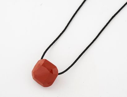 Pendentif en jaspe rouge facetté, percé,...