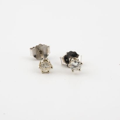 Paire de clous d'oreilles en or gris (750)...