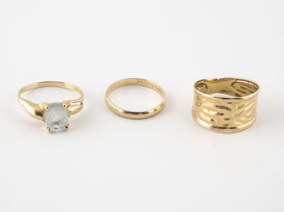 Lot de trois bagues en or jaune (750) : 

-...