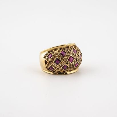 Bague jonc en or jaune (750) ornée de rubis...