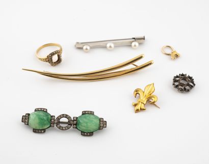 Lot comprenant :
- Monture de bague en or...