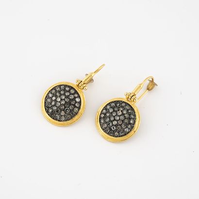 Paire de pendants d'oreilles en or jaune...