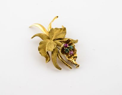 Yellow gold (750) sheaf brooch with red and...