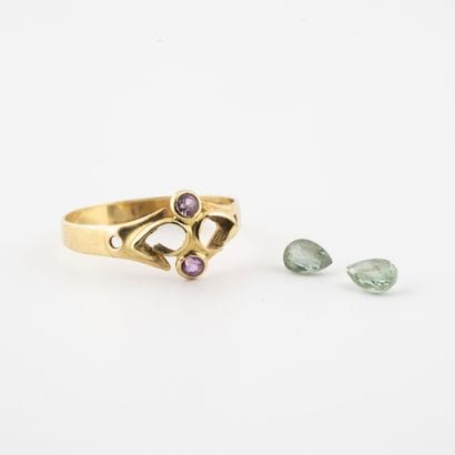 Bague en or jaune (750) ornée de deux pierres...